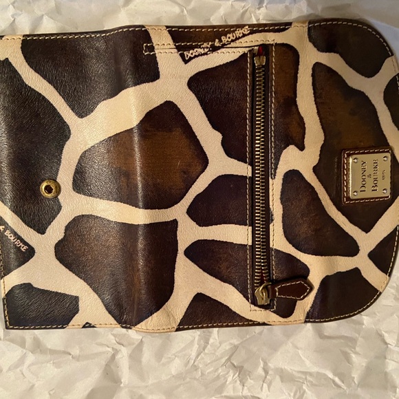 Dooney & Bourke - Picture 6 of 7